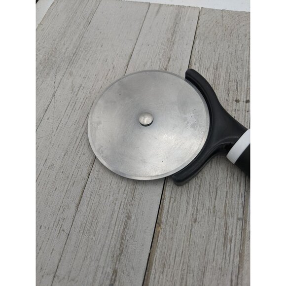 Betty Crocker Pizza Cutter Slicer 3 1/2" Wheel Stainless Steel Soft Grip Handle - Picture 3 of 7